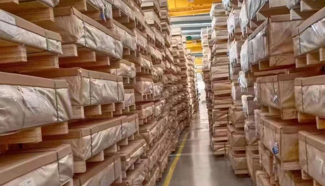 Packed plate bundles in the storage aisles