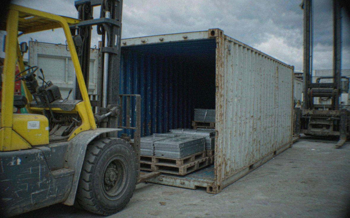 Loading aluminium plate into a container