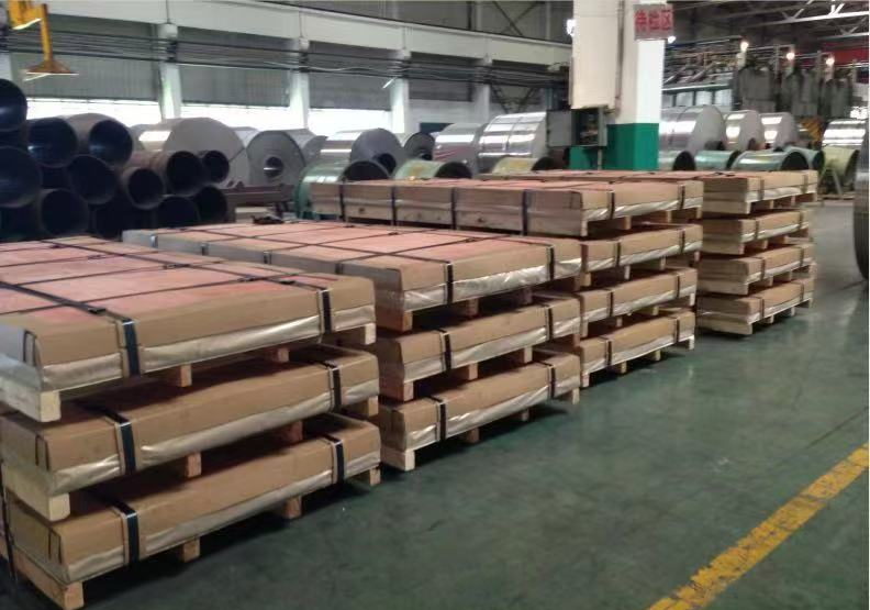 Aluminium plate bundles packed in kraft paper on wooden pallets